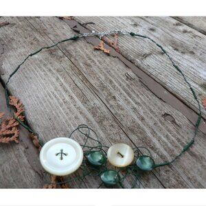 2x25$ 🐿 🍁 CREATION - Short necklace Wire & vintage buttons - green beige